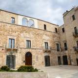 ...e il piccolo Palazzo della Mura